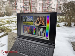 Apex 17 na zewnątrz, śnieg w tle