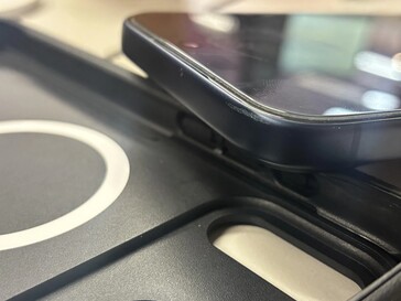 iPhone 17 Pro uszkodzony w etui typu pelikan. (Źródło zdjęcia: u/holden_downunder98)