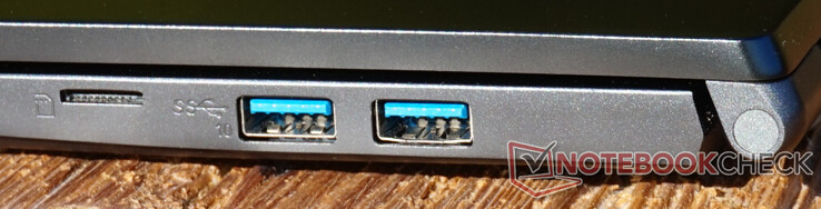 Złącza po prawej: gniazdo microSD, dwa USB-A (10 Gbit/s)