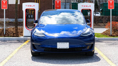 Superchargers pogłębiają przepaść w kosztach tankowania EV z pojazdami gazowymi (image: Tesla)