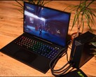 Laptop XMG Neo 15 podłączony do zewnętrznego chłodzenia wodnego podczas uruchamiania gry Control. (Źródło obrazu: XMG/Reddit)