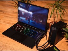 Laptop XMG Neo 15 podłączony do zewnętrznego chłodzenia wodnego podczas uruchamiania gry Control. (Źródło obrazu: XMG/Reddit)