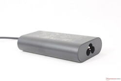 Uniwersalny zasilacz sieciowy USB-C o mocy 100 W jest bardziej kompaktowy niż większość innych