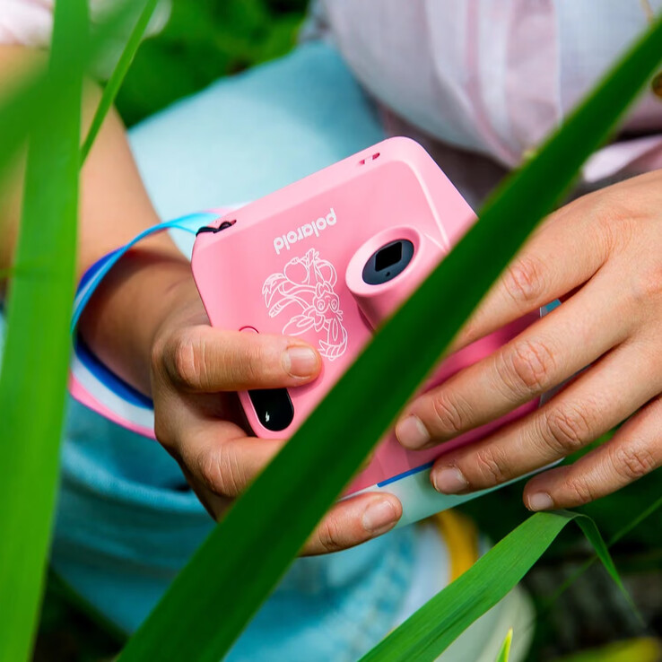 Przedsprzedaż rozpocznie się 25 sierpnia na stronie polaroid.com oraz w sklepach Pokémon Center w Stanach Zjednoczonych, Wielkiej Brytanii i Kanadzie. Pełna premiera odbędzie się 5 października.