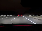 Test adaptacyjnych świateł drogowych w Tesli Model 3 (zdjęcie: m.jr.88/YT)