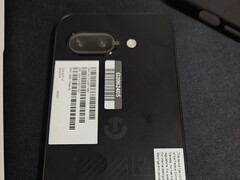 Wyciek zdjęć w świecie rzeczywistym pokazuje owalną wyspę aparatu niewydanego Pixela 9a (źródło obrazu: @feni_book na X)