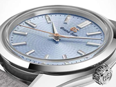 Logo Grand Seiko i wskazówka sekundowa mają wykończenie w kolorze różowego złota.