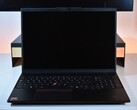 Lenovo ThinkPad L16 Gen 2 w swoim naturalnym środowisku: na biurku.