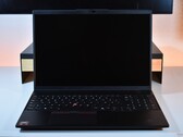 Lenovo ThinkPad L16 Gen 2 w swoim naturalnym środowisku: na biurku.