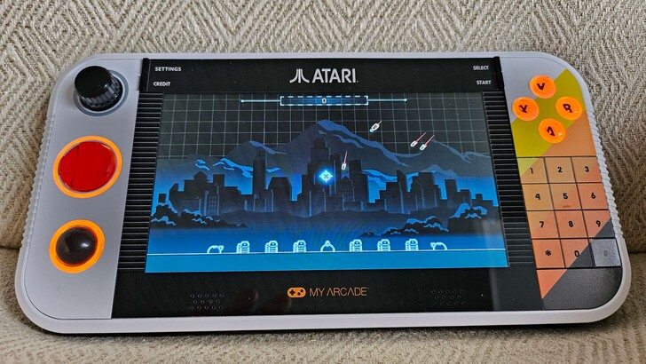 Missile Command jest również grywalne w doładowanej wersji z Trak-Ball (źródło obrazu: Marc Zander, Notebookcheck)