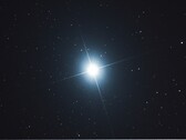 Obraz przedstawiający gwiazdę Syriusz w przestrzeni kosmicznej. (Źródło zdjęcia: dom1706 - Pixabay)