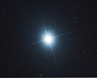 Obraz przedstawiający gwiazdę Syriusz w przestrzeni kosmicznej. (Źródło zdjęcia: dom1706 - Pixabay)