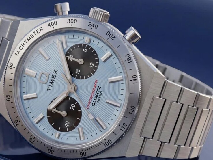 Model Timex TW2Y92400 z lodowoniebieską tarczą o promienistym wzorze w stylu płyt CD oraz czarnymi tarczami pomocniczymi,