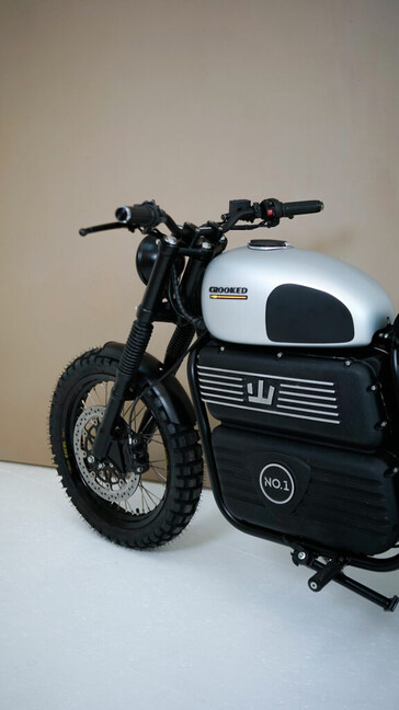 Niestandardowy elektryczny scrambler E-Type ma również obowiązkowe usunięcie lusterek, które jest tak wszechobecne w konstrukcjach scramblerów. (Źródło zdjęcia: RGNT Motorcycles)