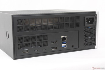 Tył: HDMI 2.1, 2x USB-C 4.0 (z DisplayPort), 2x DisplayPort 2.1, RJ-45 (5 Gb/s), 2x USB-A 3.2 Gen. 2, combo 3,5 mm, kabel zasilający