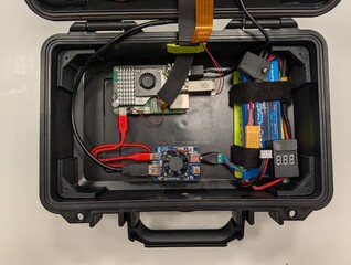 Raspberry Pi, bateria oraz inne elementy znajdujące się wewnątrz obudowy.