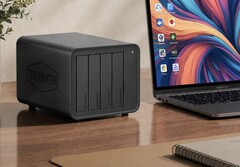 Na zdjęciu widoczny jest serwer NAS Terramaster D8 Hybrid 2 umieszczony obok laptopa na drewnianym biurku