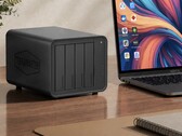 Na zdjęciu widoczny jest serwer NAS Terramaster D8 Hybrid 2 umieszczony obok laptopa na drewnianym biurku 