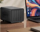 Na zdjęciu widoczny jest serwer NAS Terramaster D8 Hybrid 2 umieszczony obok laptopa na drewnianym biurku
