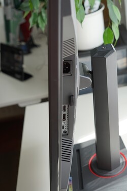 Złącza - zasilanie zintegrowanego zasilacza, HDMI 2.1, DisplayPort 1.4, USB-C z DP 1.4 i PD 15W