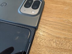 Obudowa Google dodaje kolejne 1 do 2 mm objętości w porównaniu z obudową adamidową