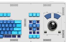 Górny panel jest mocowany magnetycznie, a obwód trackballa zatrzaskuje się, zastępując klawiaturę numeryczną (źródło zdjęcia: Atomic)