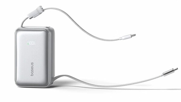Urządzenie Baseus PicoGo AR11 posiada dwa wbudowane kable USB-C, z których jeden jest zwijany.