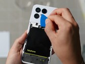Bateria Fairphone 6 jest szczególnie łatwa do wymiany. (Źródło obrazu: iFixit)