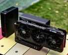 MCIO GPD G2 eGPU będzie ograniczone do prędkości PCIe 4.0 x8. Pcitured: zdjęcie przedstawiające GPD G2 z GPU i GPD Box mini PC. 