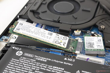 Główny dysk SSD M.2 PCIe4 x4 2280 NVMe ze zdjętą aluminiową osłoną