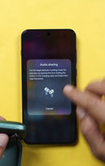Telefon OnePlus wyświetlający ekran konfiguracji udostępniania dźwięku, zachęcający użytkownika do przełączenia drugiej pary bezprzewodowych słuchawek dousznych w tryb parowania.