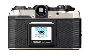 Uchwyt na notatki ułatwiający śledzenie typu filmu (źródło zdjęcia: Ricoh)