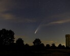 Obraz przedstawiający kometę Neowise. (Źródło zdjęcia: TheOtherKev - Pixabay)