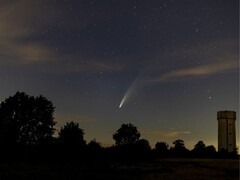 Obraz przedstawiający kometę Neowise. (Źródło zdjęcia: TheOtherKev - Pixabay)