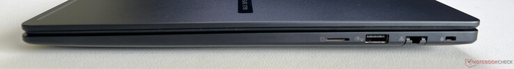 Po prawej: czytnik microSD, USB-A 3.2 Gen.2 (5 GBit/s), Gigabit Ethernet, Kensington Nano Security Slot