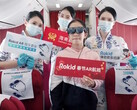 Pasażerowie Hainan Airlines korzystają z wirtualnej rozrywki, nosząc okulary Rokid Max AR podczas lotów z okazji Księżycowego Nowego Roku. (Źródło: Rokid)