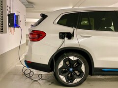 Samochód elektryczny podłączony do stacji ładowania (źródło zdjęcia: Eren Goldman via Unsplash)