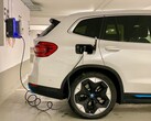 Samochód elektryczny podłączony do stacji ładowania (źródło zdjęcia: Eren Goldman via Unsplash)