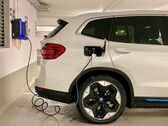 Samochód elektryczny podłączony do stacji ładowania (źródło zdjęcia: Eren Goldman via Unsplash)