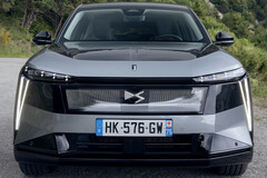 DS nr 7 E-Tense: Ten nowy, luksusowy samochód z napędem wyłącznie elektrycznym (BEV) oferuje zasięg do 460 mil oraz napęd na wszystkie koła o mocy 345 hp