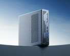 Model MS-01 SE może być wyposażony w pamięć RAM DDR4 o pojemności do 64 GB. Na zdjęciu: zdjęcie promocyjne przedstawiające przód minikomputera.