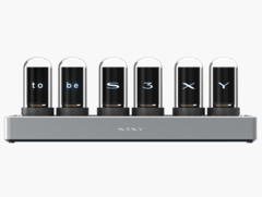 Zegar Tesla S3xy Time Glow posiada sześć kolorowych wyświetlaczy IPS. (Źródło zdjęcia: Tesla)