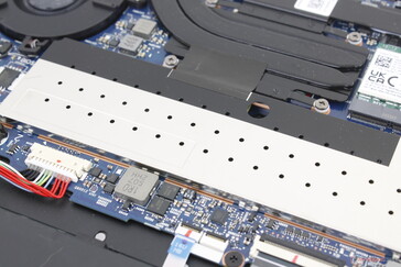 2x wymienne moduły DDR5 SODIMM zabezpieczone aluminiową płytką