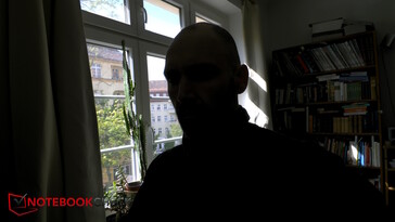 Pomimo tego, że osoba jest wyśrodkowana w kadrze...