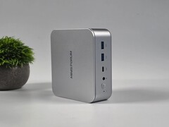 Minisforum M2 mini PC widok przednich portów
