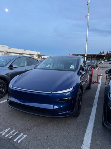 Nowy Model Y w kolorze Deep Blue Metallic