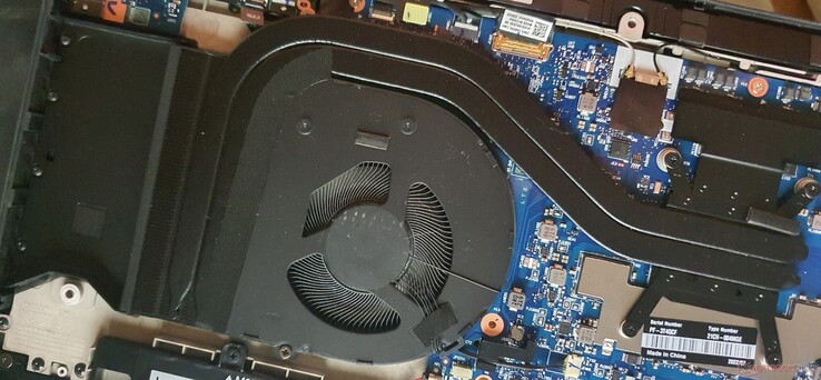 Dwie rurki cieplne dla T16 AMD - z miejscem po lewej stronie, bo płyta główna pochodzi z T14.