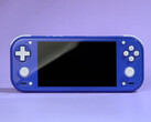 Model RG 55G1 charakteryzuje się konstrukcją przypominającą konsolę Switch Lite. Na zdjęciu: przenośna konsola do gier w kolorze indygo.