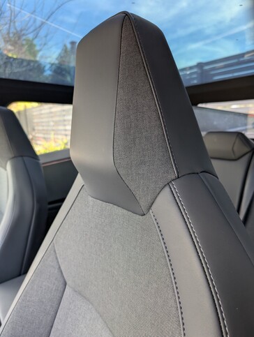 tapicerka siedzeń 2026 Cybertruck AWD.