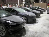 Stacja Supercharger w Chicago podczas arktycznego podmuchu (zdjęcie: CBS Chicago/YT)